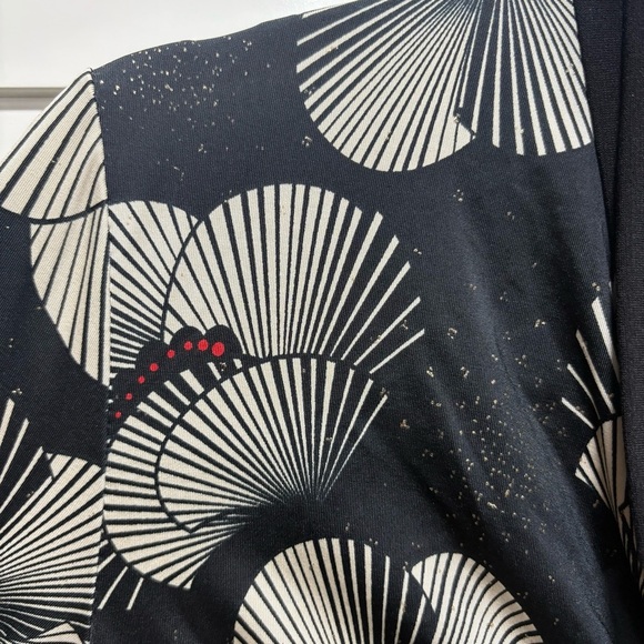 ✨3/$20 Hidden Lotus vintage top - Picture 4 of 5